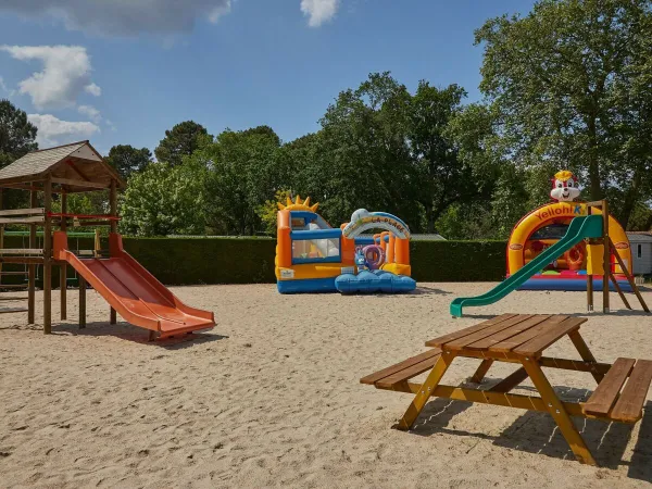 Spielplatz mit Hüpfburgen auf dem Campingplatz Roan La Clairière.