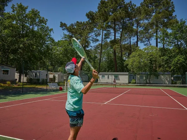 Tennis auf dem Campingplatz Roan La Clairière.