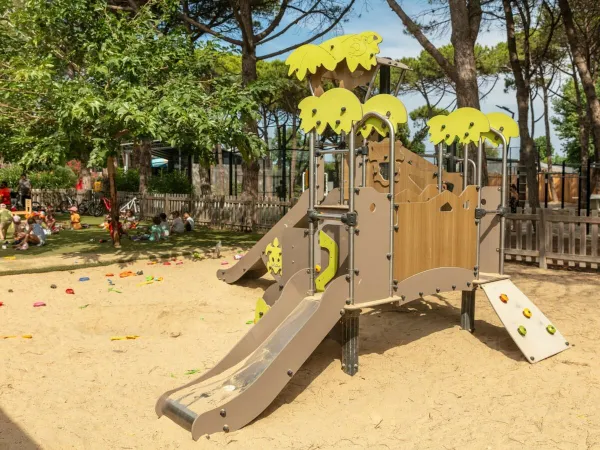 Kleiner Kinderspielplatz auf dem Roan Camping Le Castellas.