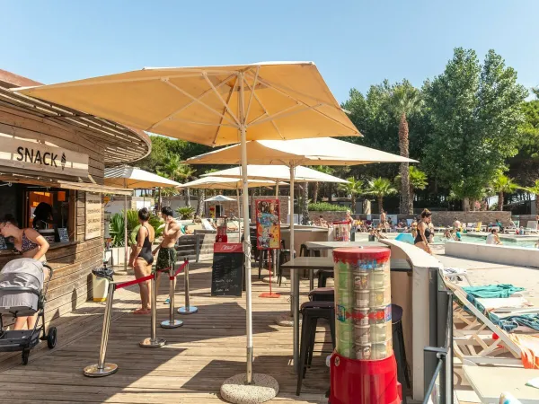 Eine Terrasse auf dem Campingplatz Roan Le Castellas.