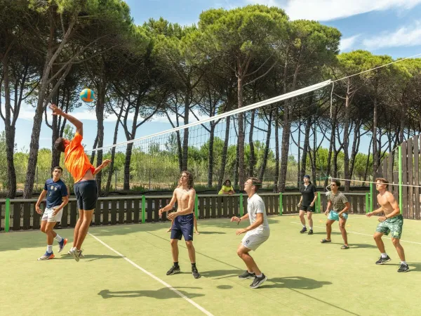 Volleyball spielen auf dem Campingplatz Le Castellas in Roan.
