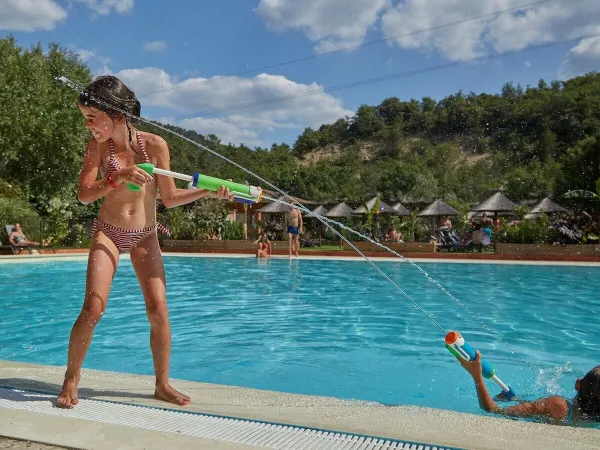 Wasserpistolenschlacht am Pool des Campingplatzes Verdon Parc in Roan.