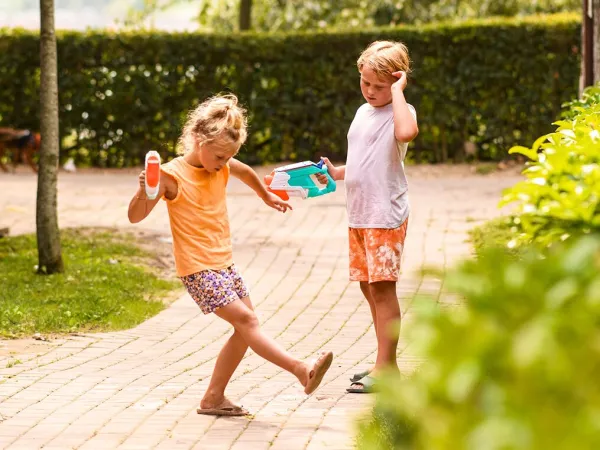 Kinder spielen auf dem Roan Camping Chardons Bleus.