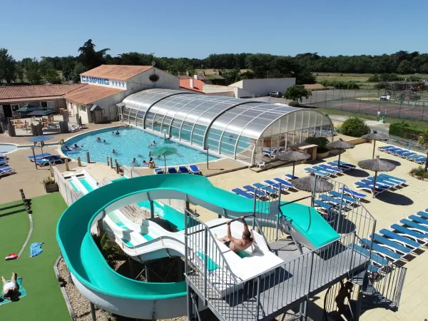 Übersicht mit Hallenbad auf dem Campingplatz Roan Le Domaine de Beaulieu.