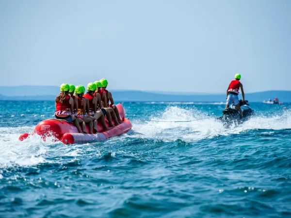 Bananenbootfahren auf dem Meer auf dem Campingplatz Roan in der Ferienanlage Zaton.
