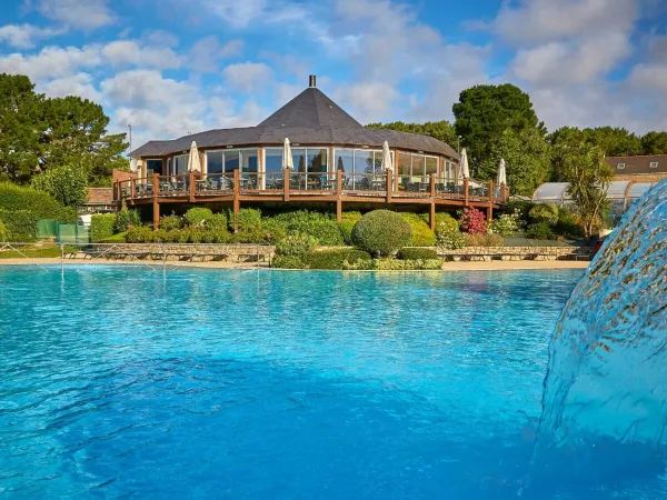 Schwimmbad und Restaurant auf dem Campingplatz Roan Grande Métairie.