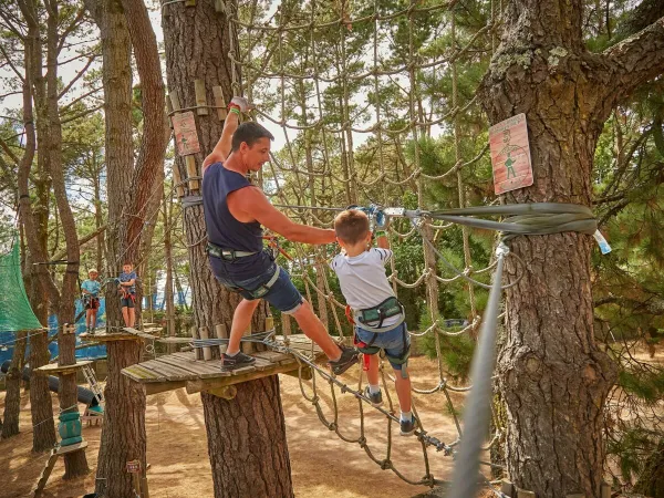 Kletterwald auf dem Roan-Campingplatz Grande Métairie.