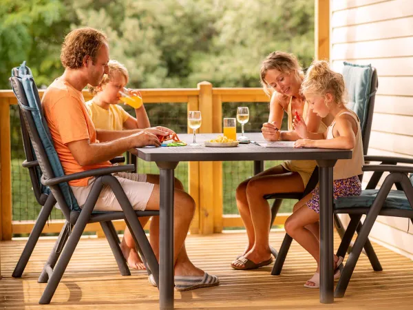 Familienspaß in der Roan-Unterkunft des Campingplatzes Grande Métairie.