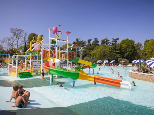 Herunterfallender Wassereimer vom Wasserspielplatz des Campingplatzes Cisano San Vito in Roan.