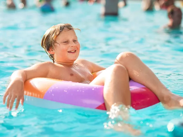 Ein Junge in einer Schwimmgruppe auf dem CampingRoan The Enjoyment.