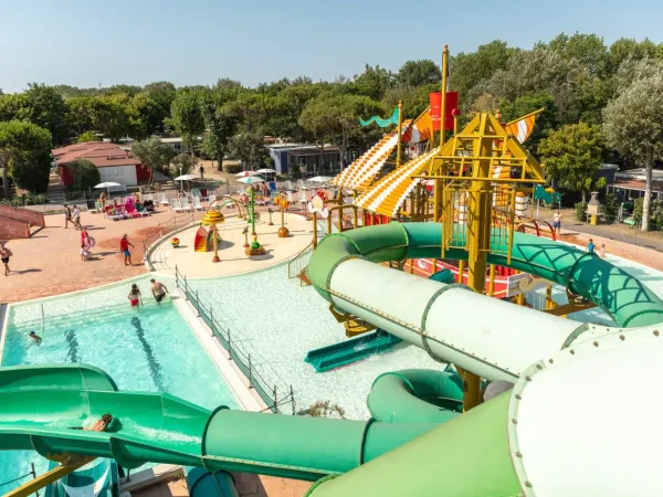 Übersicht über das Schwimmbad mit Rutschen, Spritzwasserpark auf dem Campingplatz Roan Spiaggia e Mare.