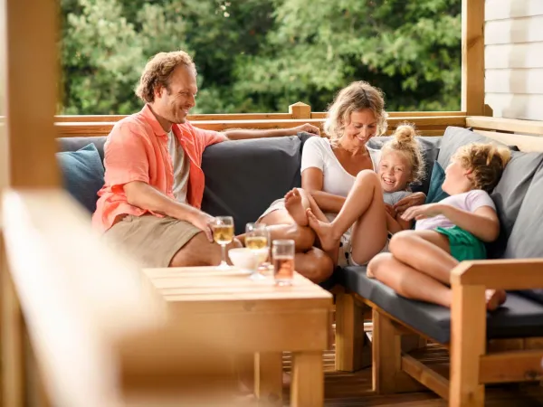 Genießen Sie einen Drink auf dem luxuriösen Lounge-Sofa im Roan Camping Château de Galaure.