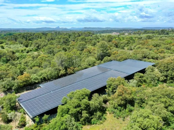 Sonnenkollektor-Park mit 1.200 m² auf dem Roan-Campingplatz Domaine de Massereau.