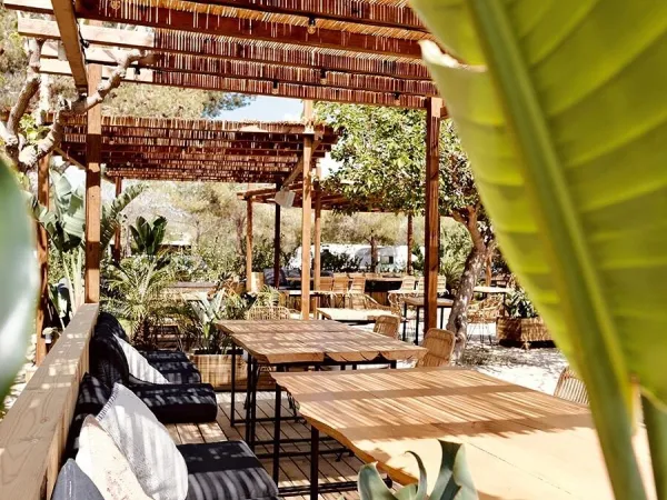 Lounge-Terrasse im Restaurant des Roan Camping El Garrofer.