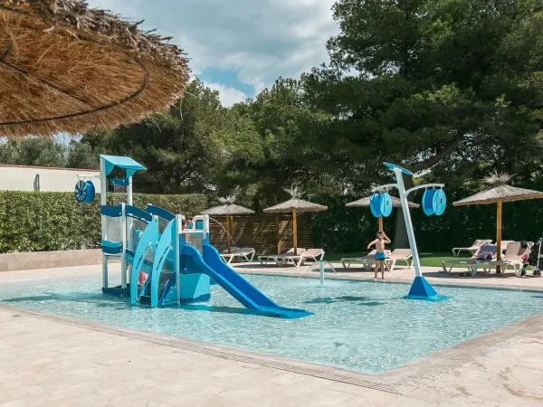 Kleinkinderbecken mit Spielgeräten auf dem Campingplatz Roan El Garrofer.