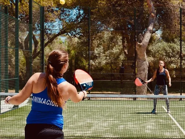 Padel spielen auf dem Roan Campingplatz El Garrofer.