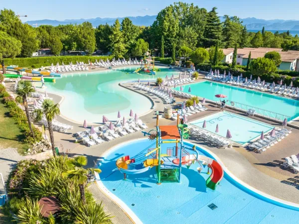 Überblick über den vielfältigen Poolbereich auf dem Roan Camping Bella Italia.