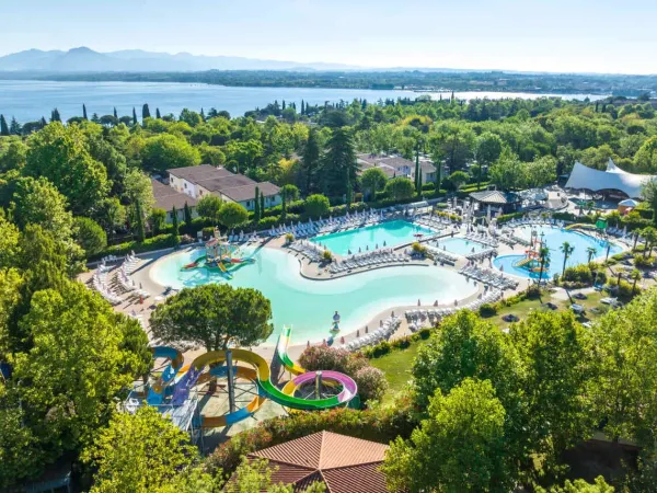 Übersicht über das Schwimmbad des Campingplatzes Bella Italia in Roan am Gardasee.