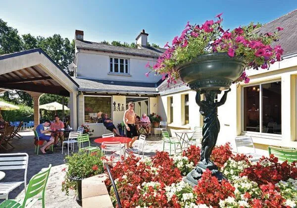 Terrasse auf dem Roan Camping Domaine de la Brèche.