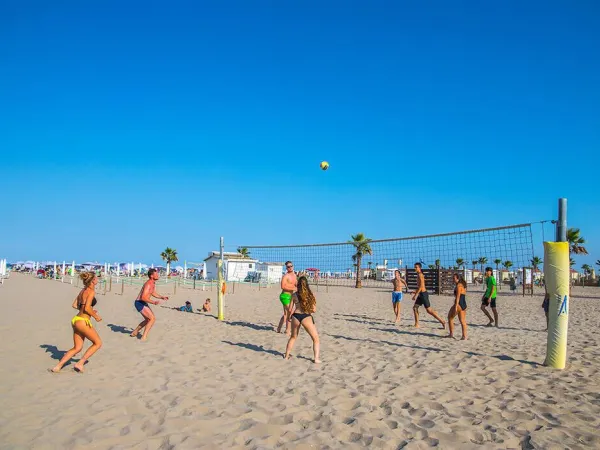 Urlauber spielen Beachvolleyball auf dem Campingplatz Sole Family Camping Village in Roan.