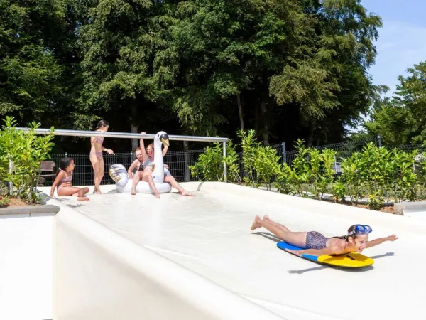 Kind von der Rutsche auf dem Roan Camping hu Birkelt Dorf