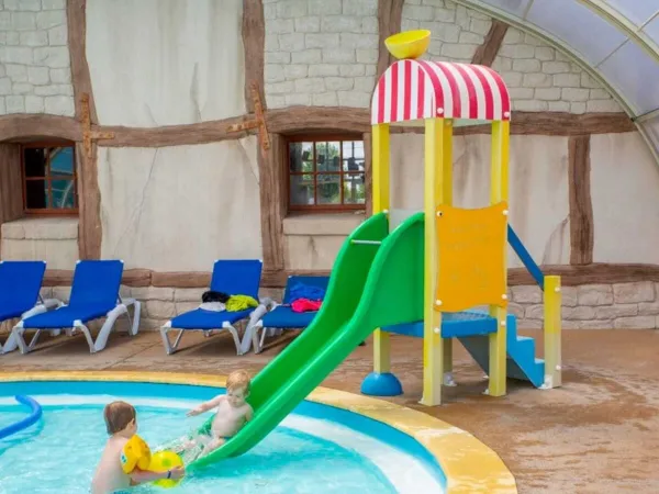 Kinderbecken mit Wasserrutsche auf dem Campingplatz Roan Le Domaine de Beaulieu