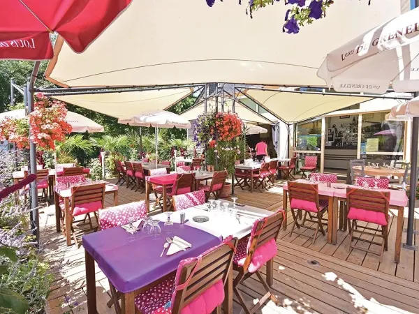 Das stimmungsvolle Restaurant des Campingplatzes Domaine de la Brèche in Roan bietet eine hervorragende Küche.