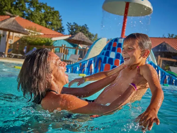 Mutter und Sohn vergnügen sich im Pool auf dem Campingplatz Roan Mayotte Vacances.