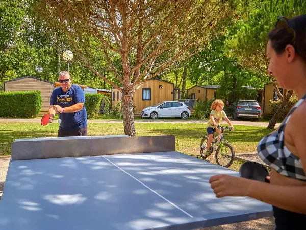 Eine Partie Tischtennis auf dem Campingplatz Roan Mayotte Vacances.