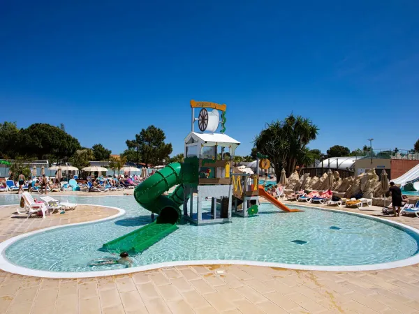 Das Kinderbecken mit Spielgeräten auf dem Campingplatz Roan Le Soleil de la Méditerranée.