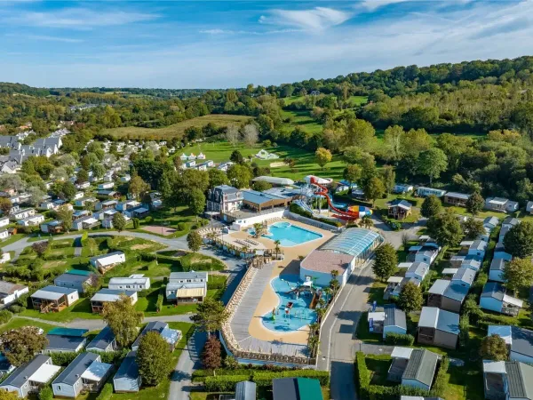 Überblick über den Poolkomplex auf dem Roan Camping La Vallée.