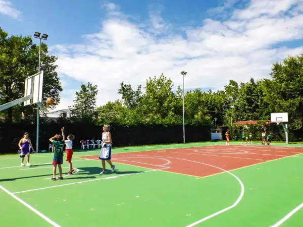 Basketball spielen auf dem Roan-Campingplatz San Francesco.