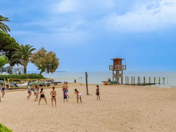 Beachvolleyball spielen auf dem Roan-Campingplatz Playa Montroig.