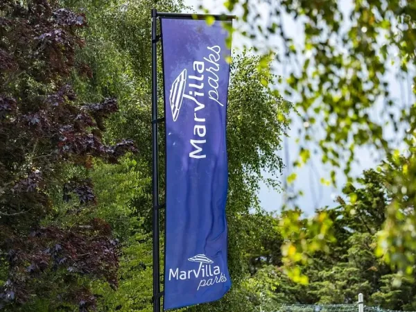 Eine Flagge mit dem Logo von Marvilla Parks.