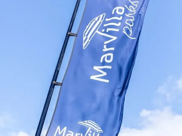 Flagge mit dem Logo von Marvilla Parks.