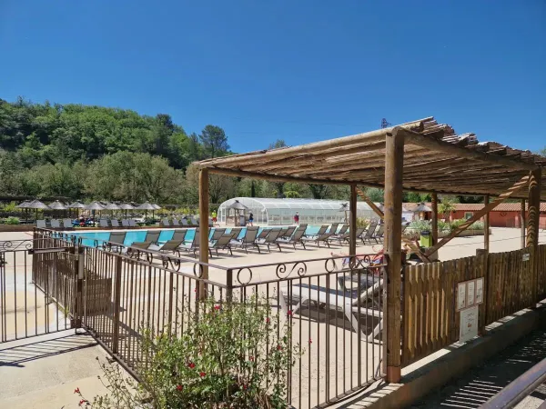 Schwimmbad mit Liegestühlen auf dem Campingplatz Roan Verdon Parc.