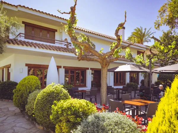 Terrasse des Restaurants des Campingplatzes Roan in Playa Montroig.