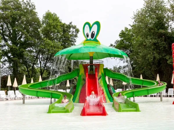 Wasserspielgeräte auf dem Roan-Campingplatz hu I Pini village.