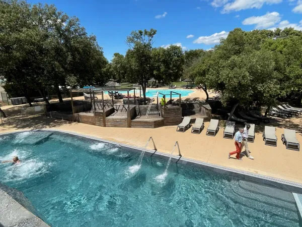 Übersicht Schwimmbad auf dem Campingplatz Roan Domaine de Massereau.