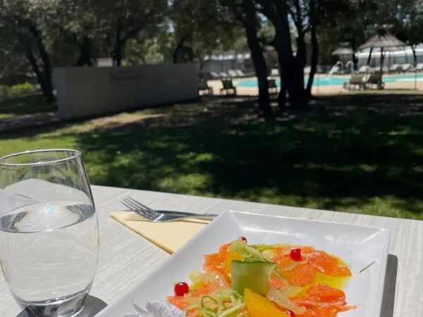 Leckeres Mittagessen auf dem Roan-Campingplatz Domaine de Massereau.