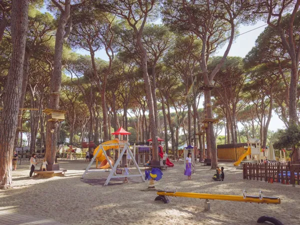 Spielplatz und Kletterparcours auf dem Campingplatz Roan hu Park Albatros village.