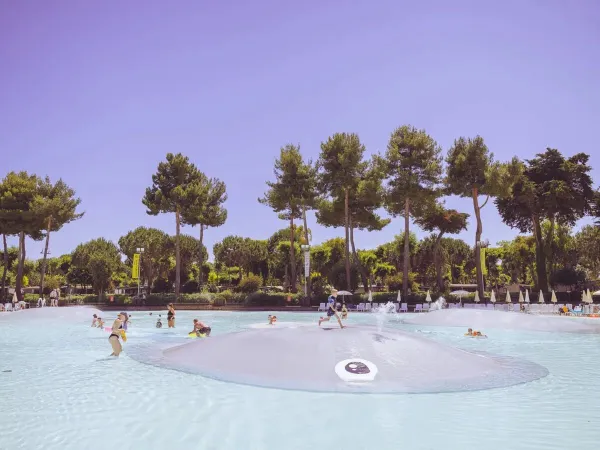Kinder spielen im Pool des Roan Camping hu Park Albatros Village.