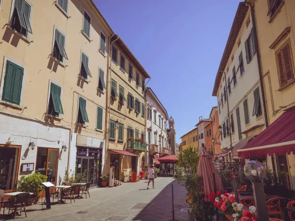 Gemütliche Straße in Piombino in der Nähe von Roan Camping hu Park Albatros village.