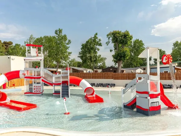 Wasserspielplatz im Schwimmbad auf dem Campingplatz Roan Domaine de la Yole.