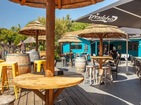 Gemütliche Bar auf dem Campingplatz Roan Mayotte Vacances.