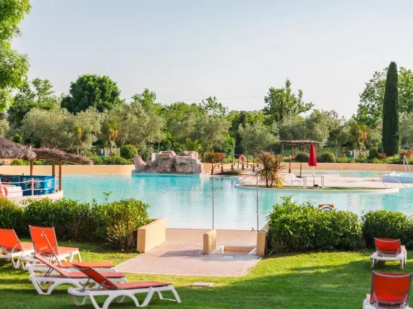 Wiese mit Schwimmbad und Poolbar auf dem Roan Campingplatz Le Capanne.
