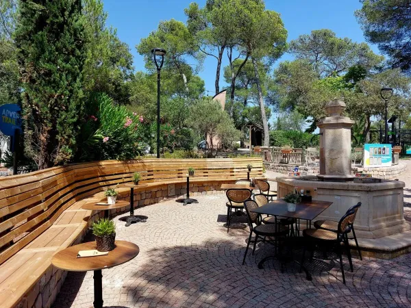Gemütliche Terrasse des Campingplatzes Domaine de la Noguière in Roan.