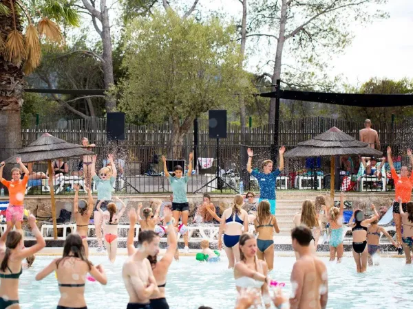 Unterhaltung im Pool auf dem Campingplatz Roan Domaine de la Noguière.