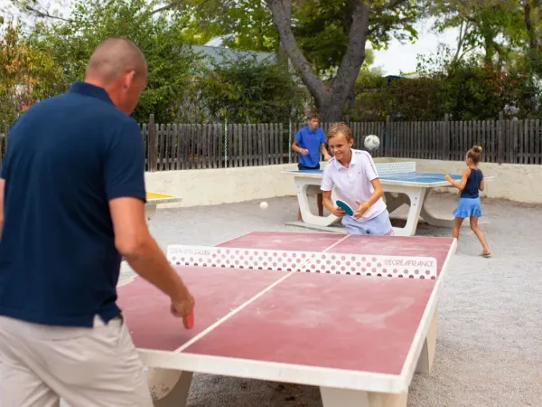 Vater und Sohn spielen Tischtennis auf dem Roaner Campingplatz Domaine de la Noguière.