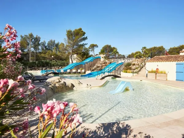 Das Schwimmbad mit Rutschen auf dem Campingplatz Roan Domaine de la Noguière.